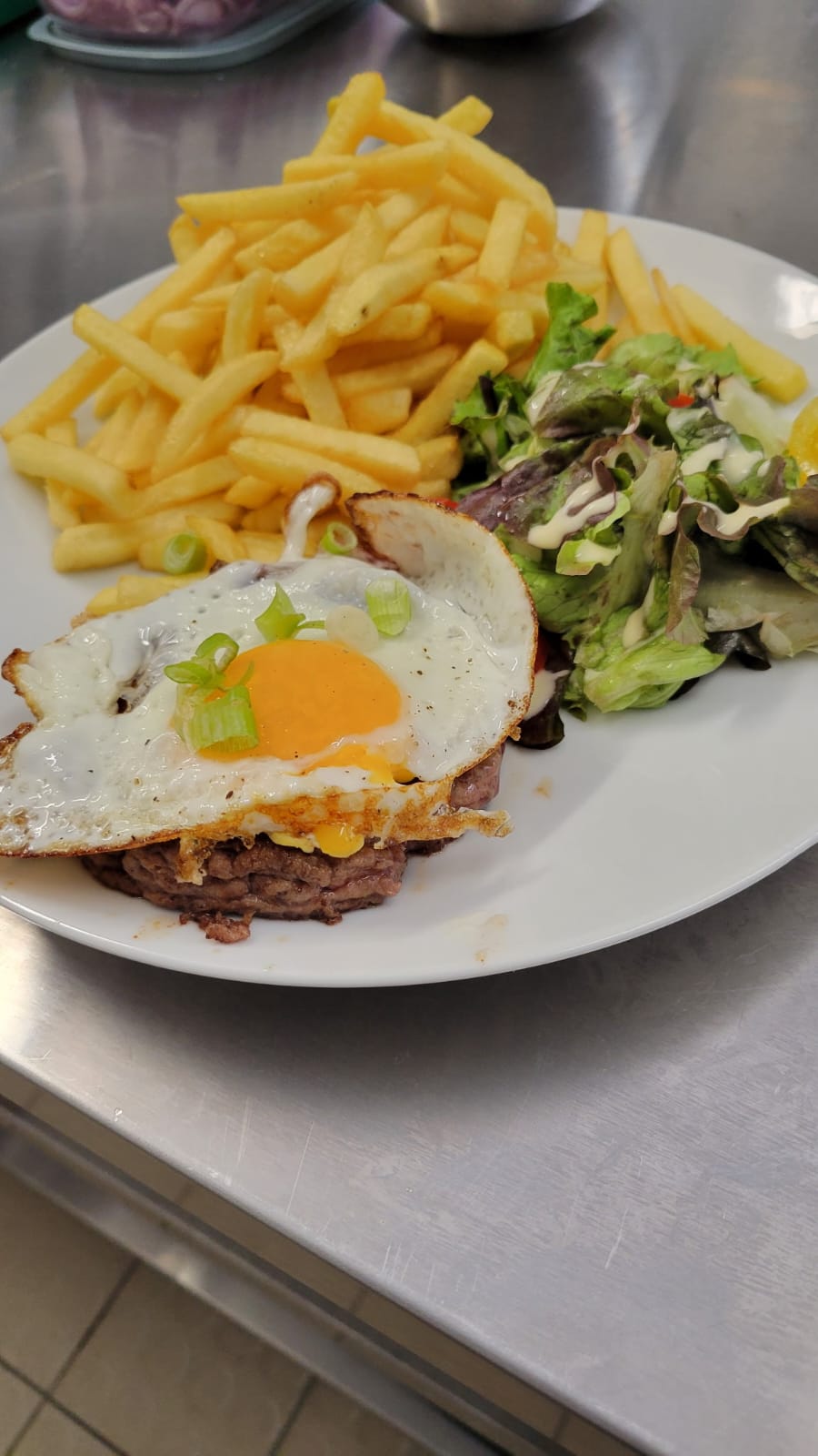 Steak à cheval, œuf au plat et frites