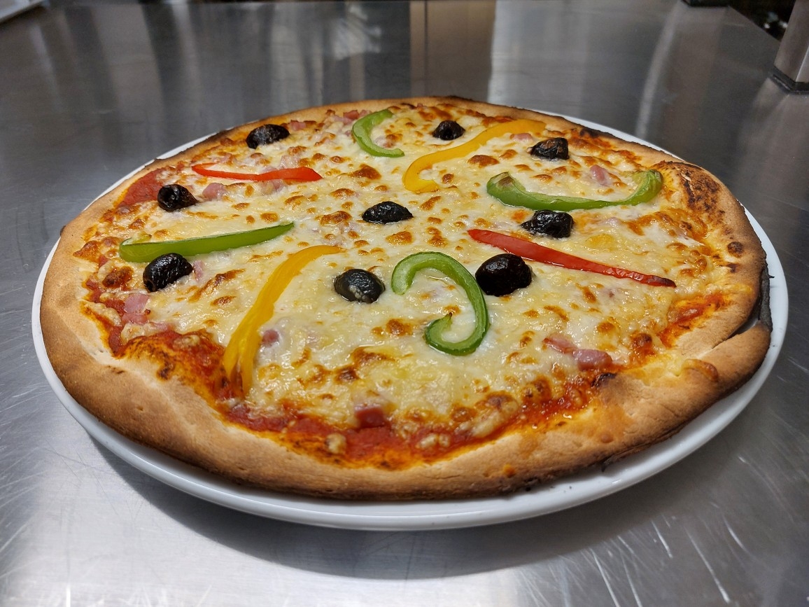 Pizza maison aux poivrons et olives noires
