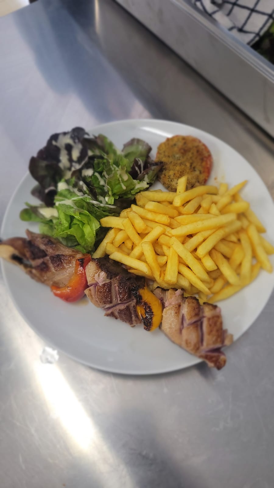 Assiette de grillades et frites