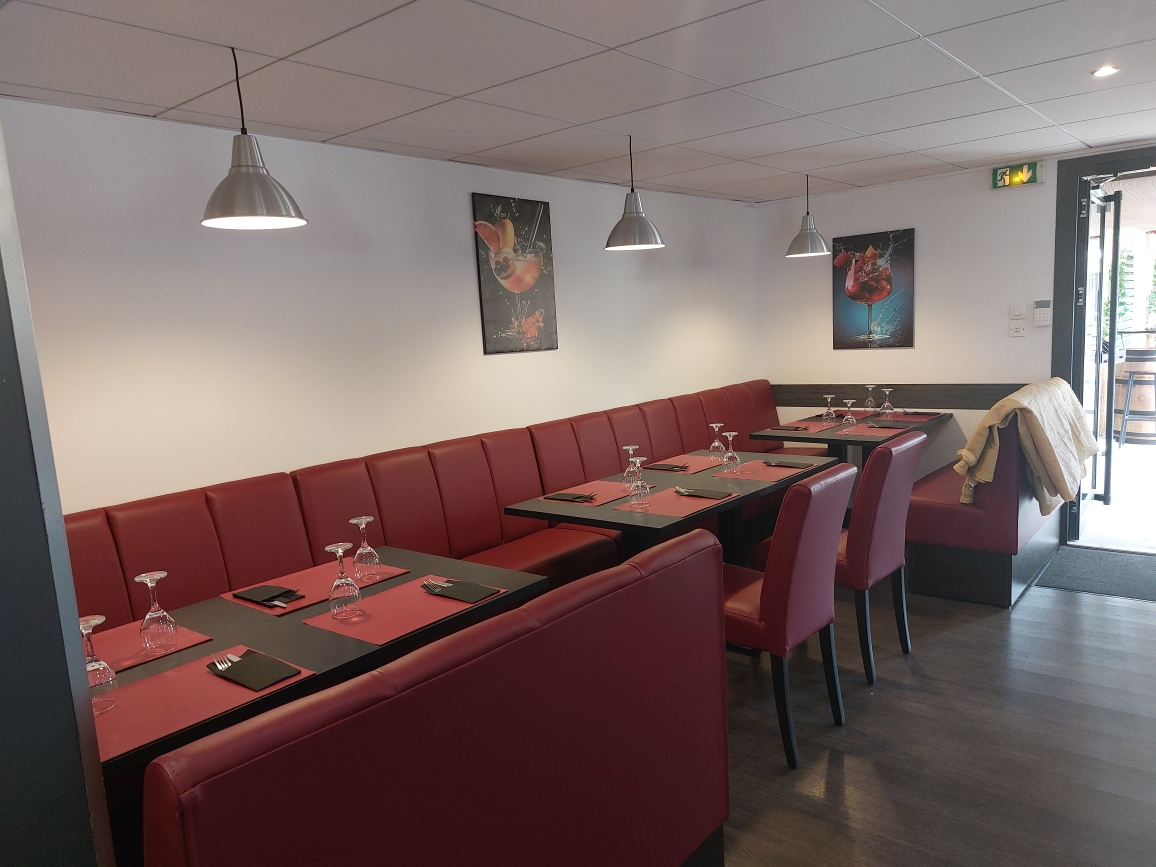 Salle avec banquettes rouges