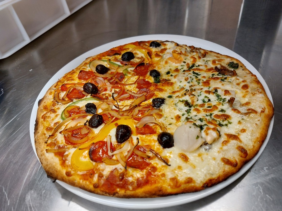 Pizza moitié-moitié garnie
