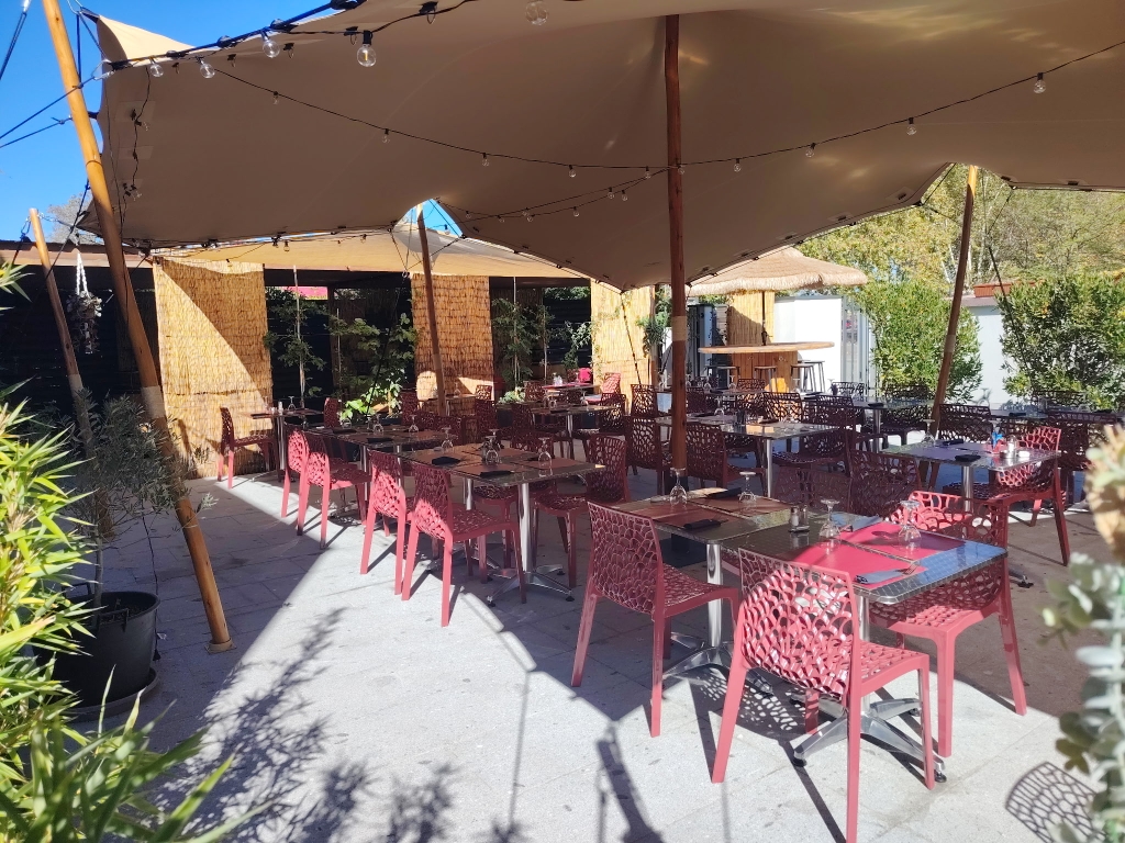 Terrasse du Sylo sous les voiles au soleil