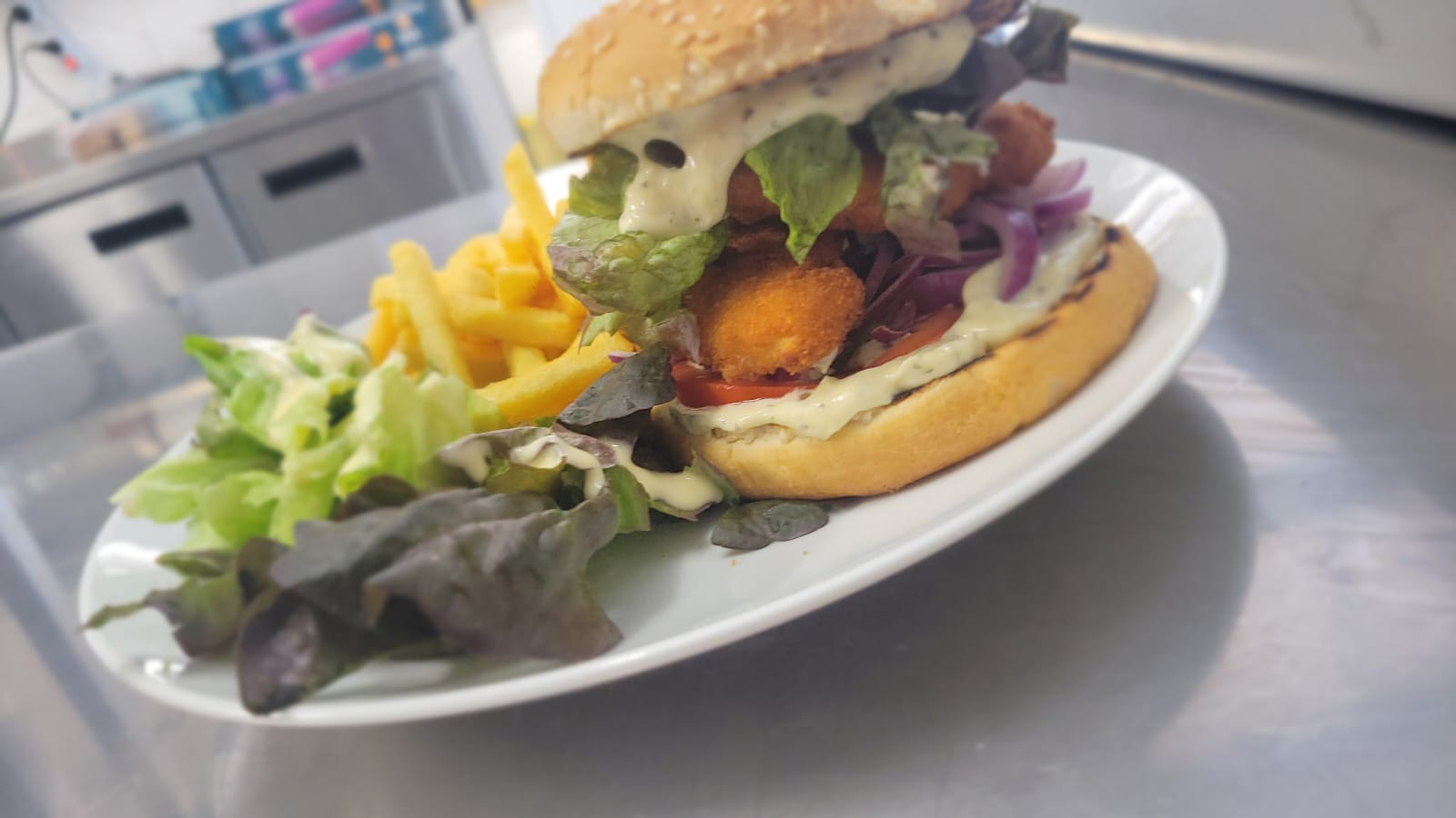 Burger de poulet, frites et salade