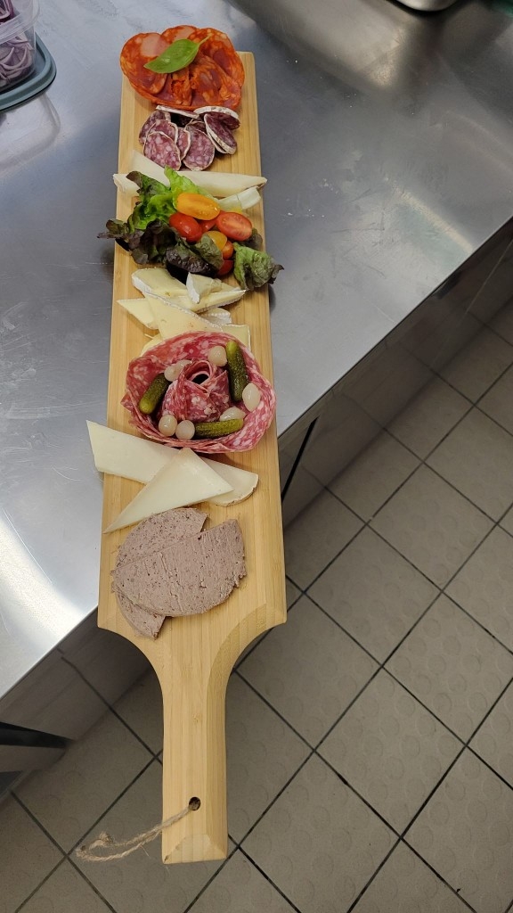 Planche à partager charcuterie et fromages