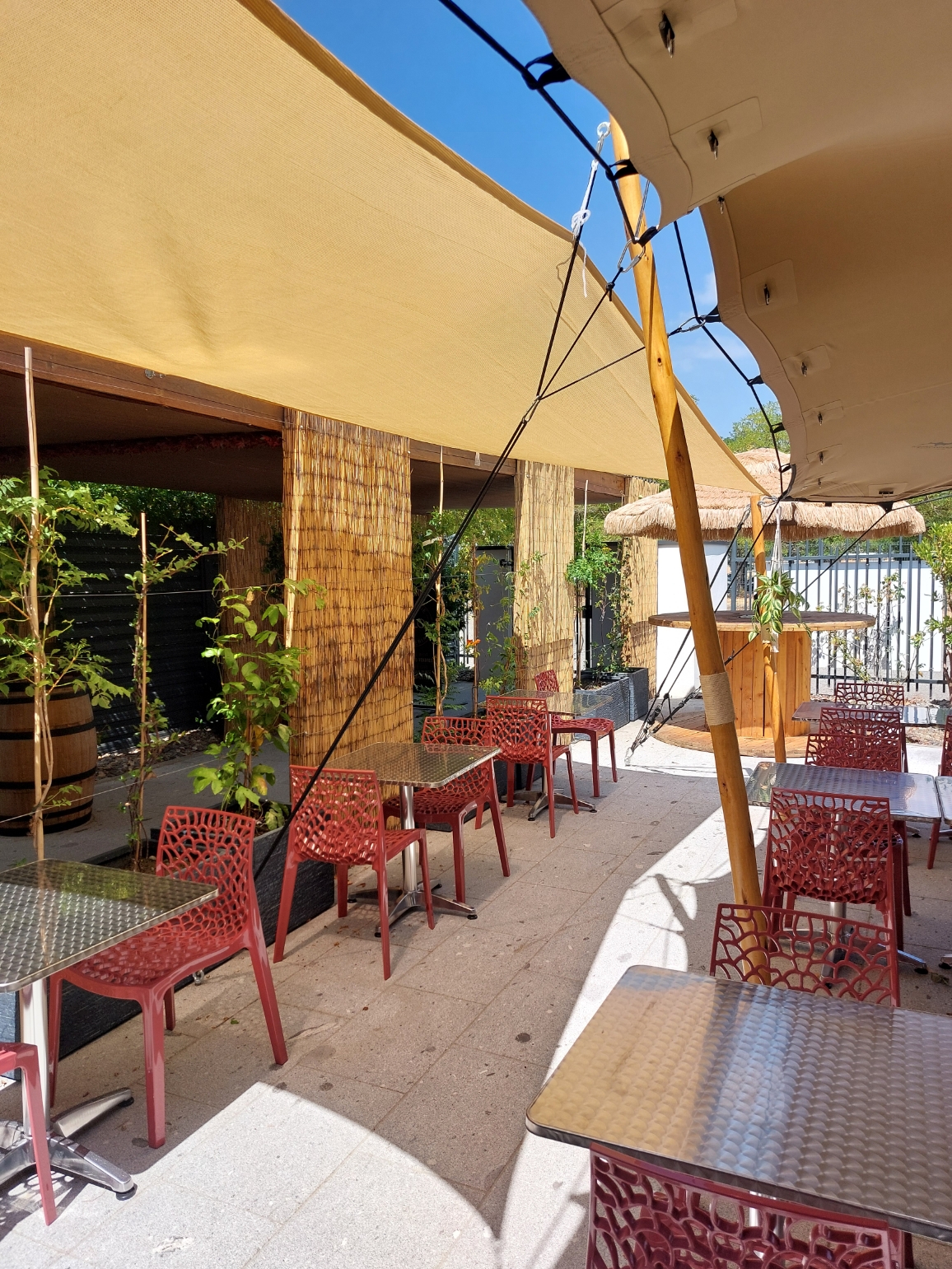 Terrasse sous les voiles tendues