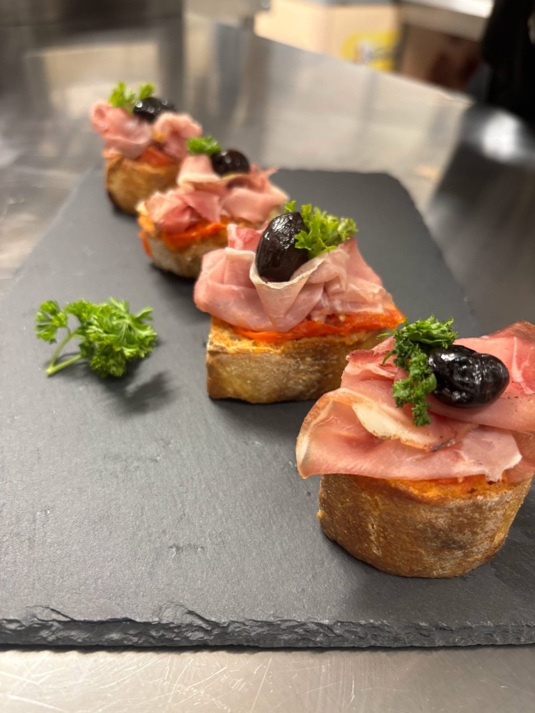 Toasts au jambon cru et olives